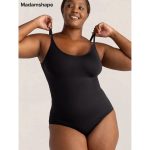 Body kerek nyakkivágással és vékony pántokkal
